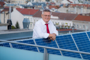 Portrait von Dr. Hans Kronberger bei Solarmodul