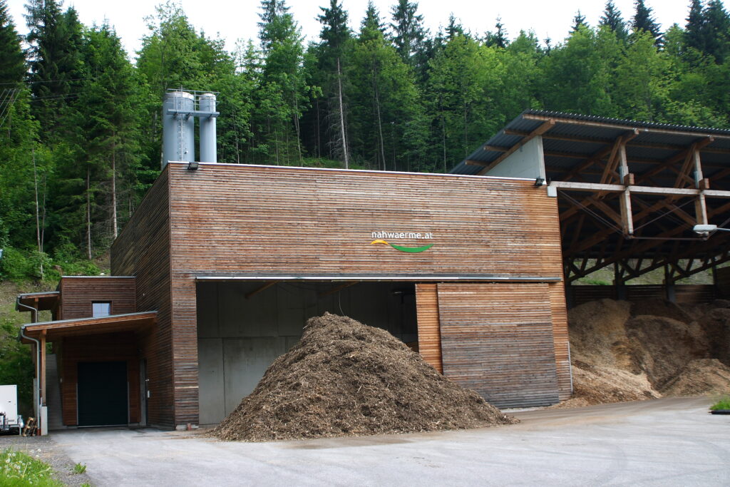 Hackschnitzelhaufen vor Nahwärme.at Heizwerk in Wagrain Salzburg