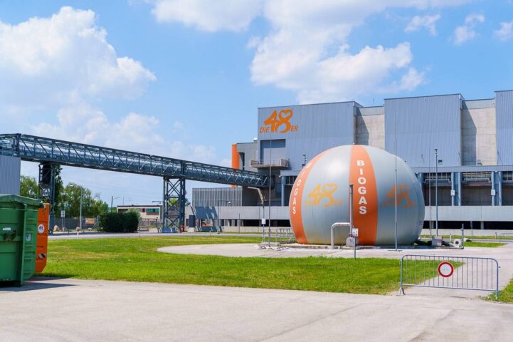 Die Biogasanlage in Simmering erzeugt unter andrem aus Küchenabfällen jährlich über 1 Mio. m3 Biomethan, das ins Erdgasnetz eingespeist wird.